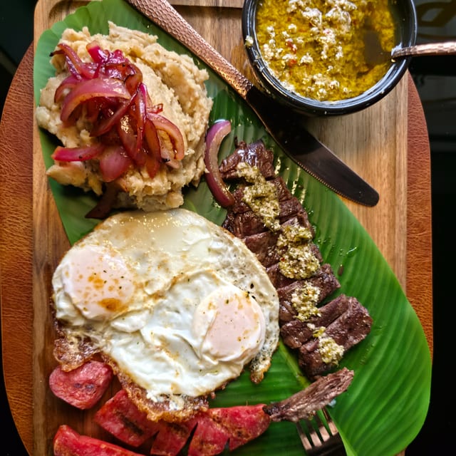 Port Santo Domingo - Mangú Con 3 Golpes Brunch.